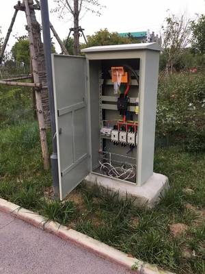 危險(xiǎn)！鄧州某小公園配電柜門敞開(kāi) 市民安全誰(shuí)來(lái)管？